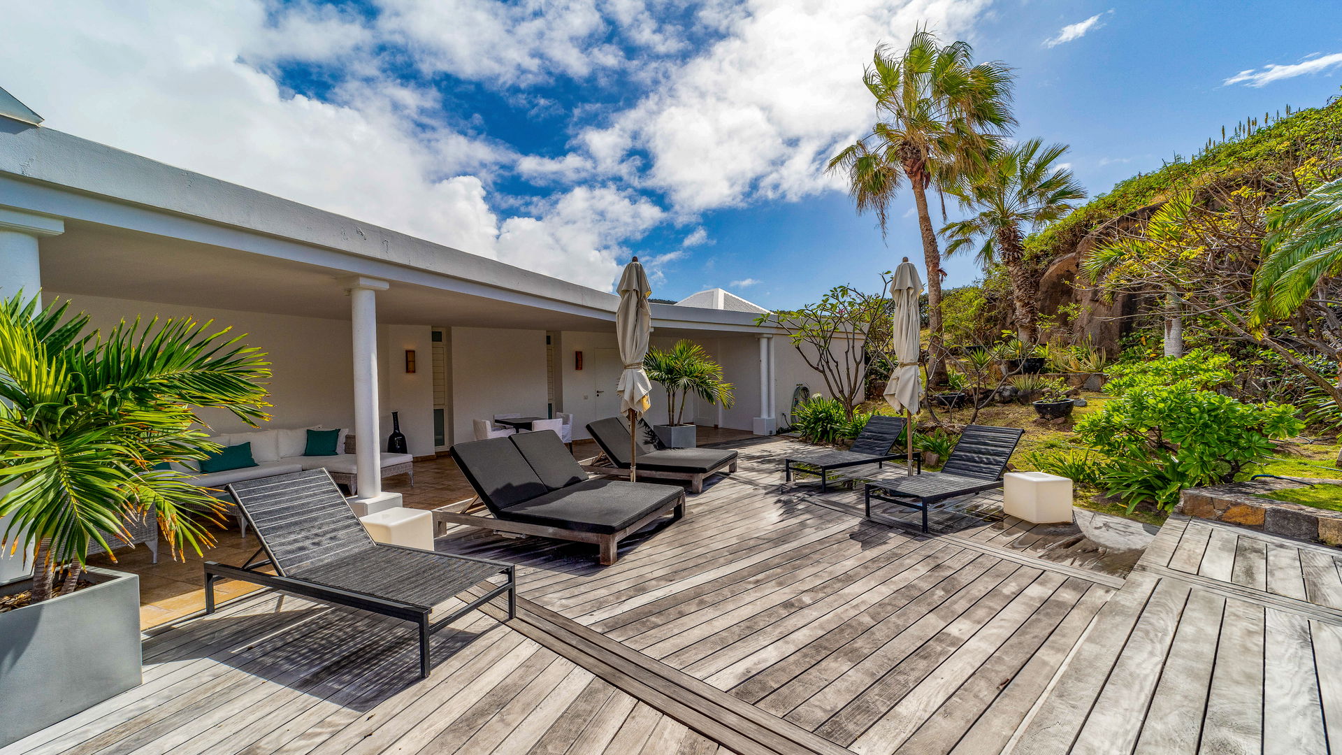 POOL & TERRACE