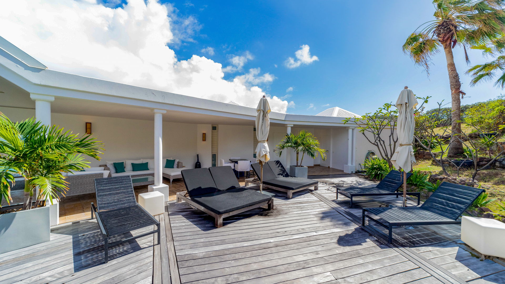 POOL & TERRACE