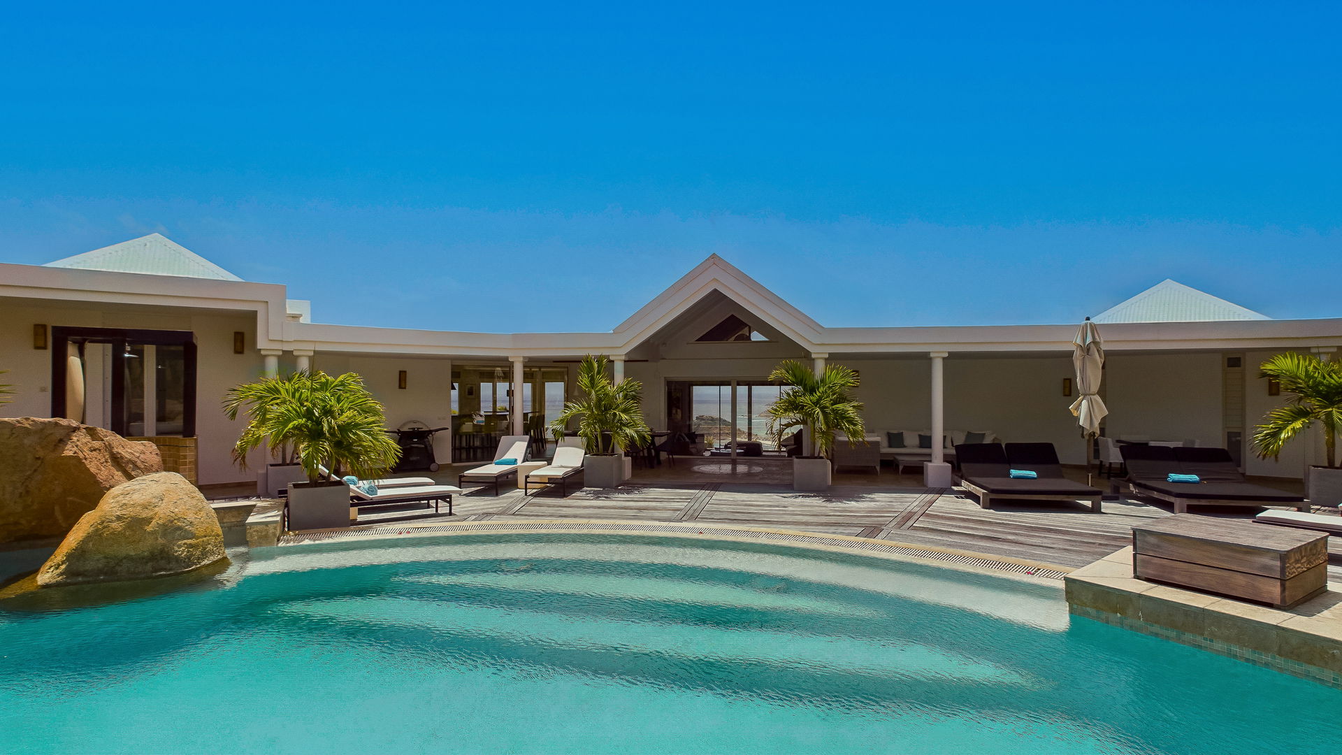 POOL & TERRACE