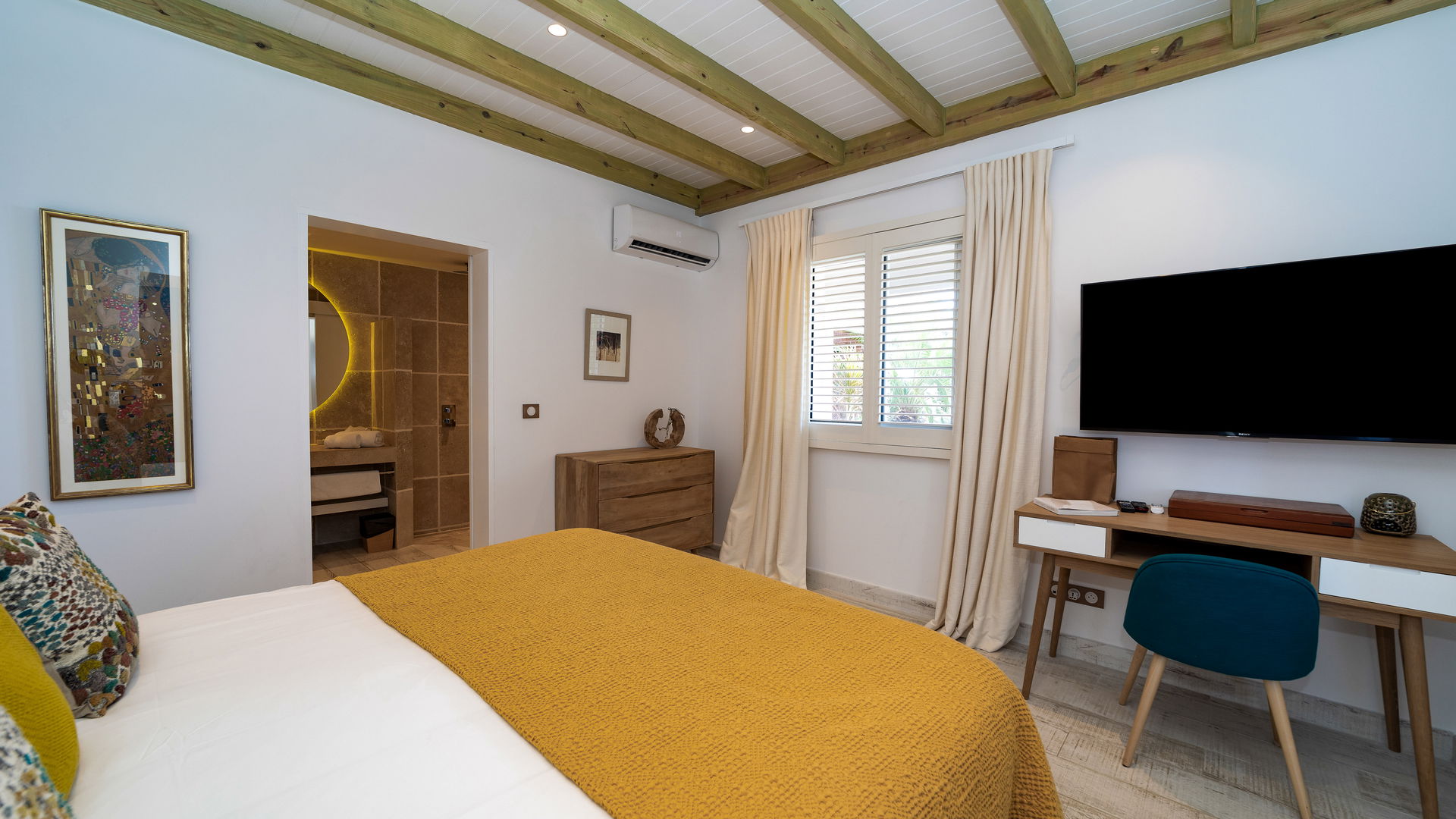 BEDROOM 2