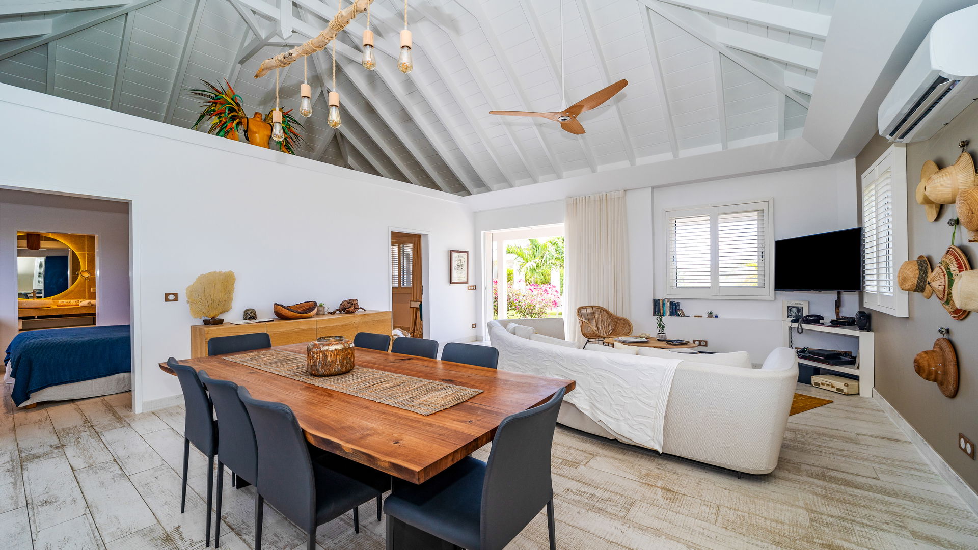 KITCHEN & DINING AREA