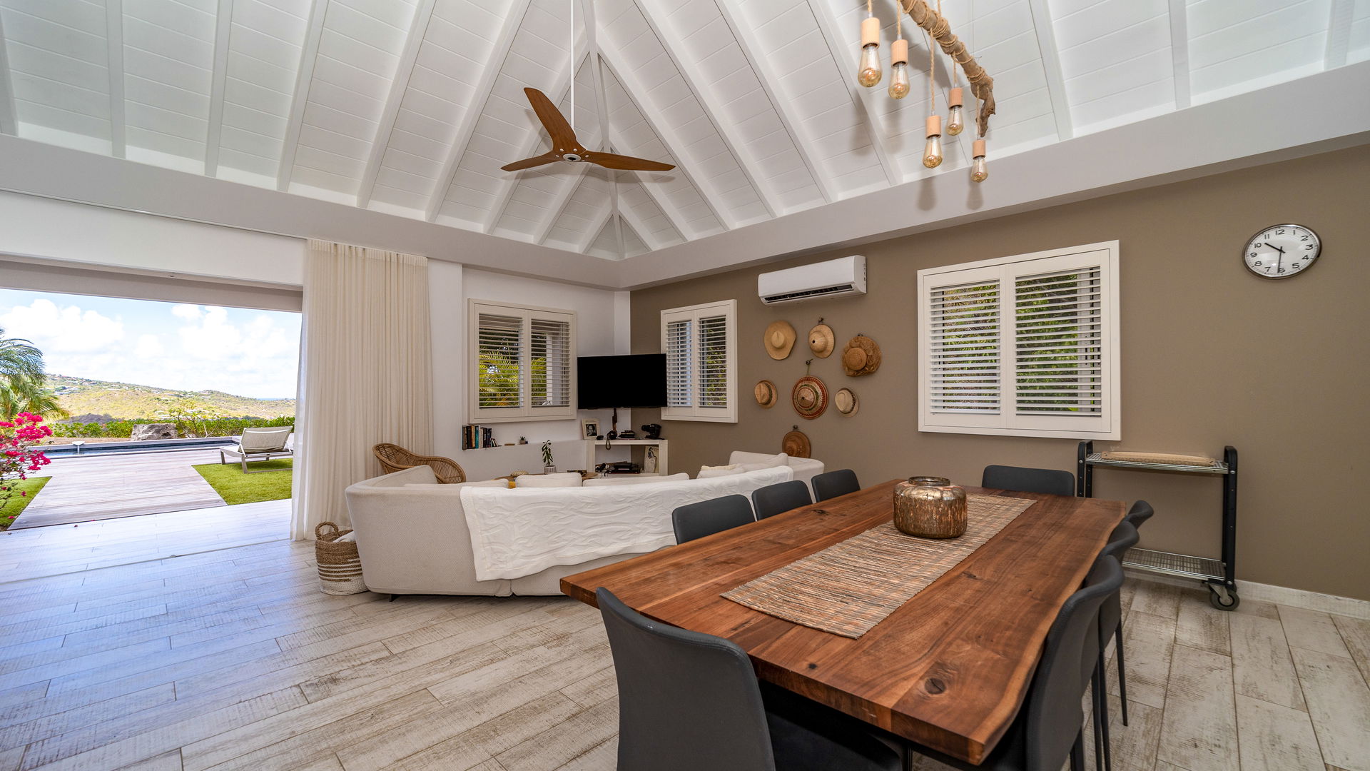 KITCHEN & DINING AREA