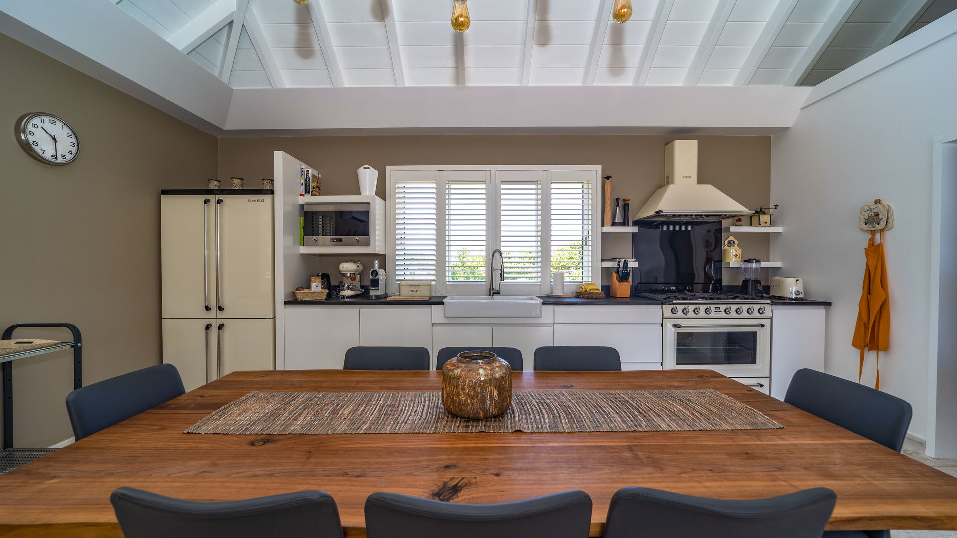 KITCHEN & DINING AREA