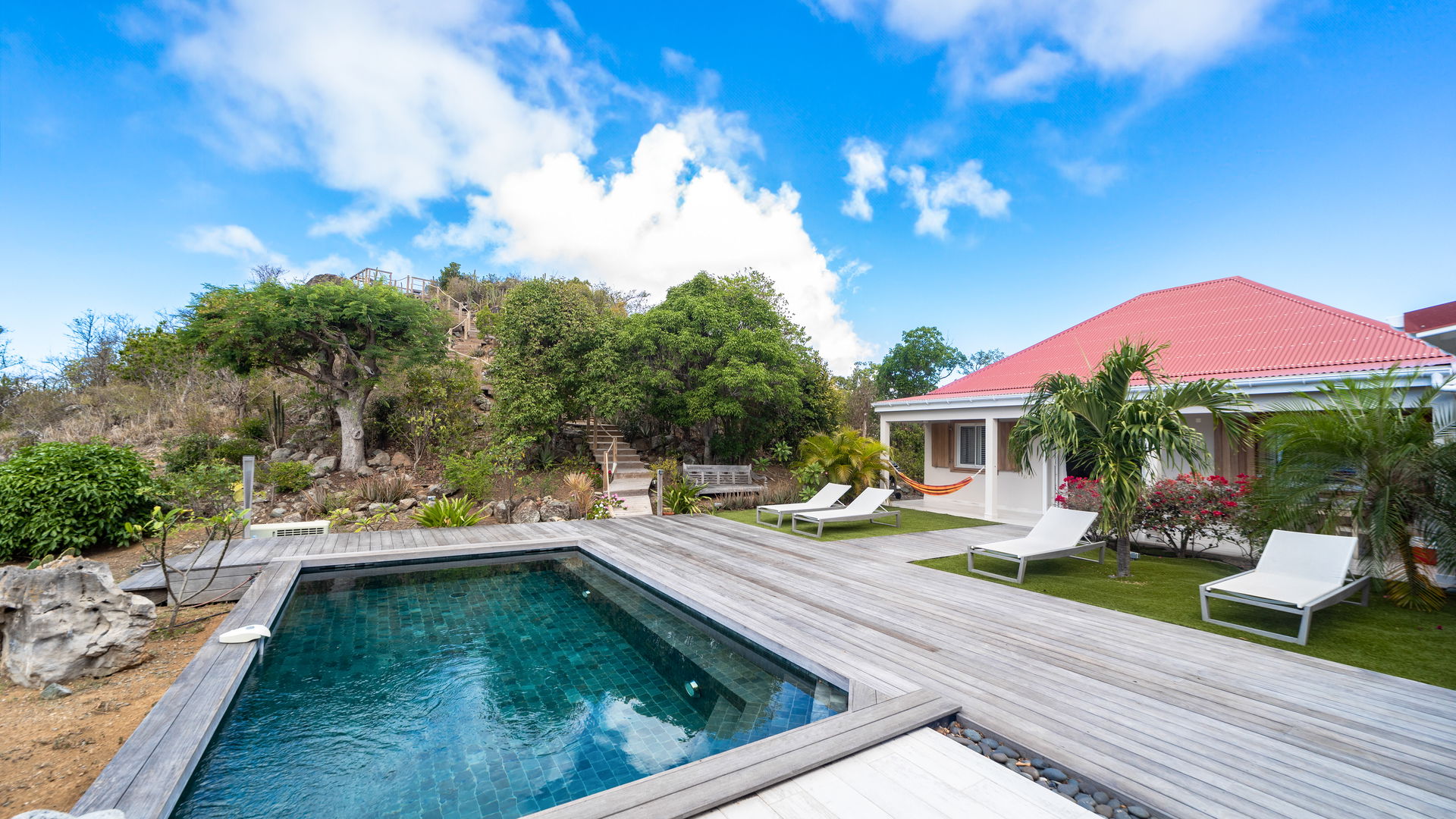 POOL & TERRACE
