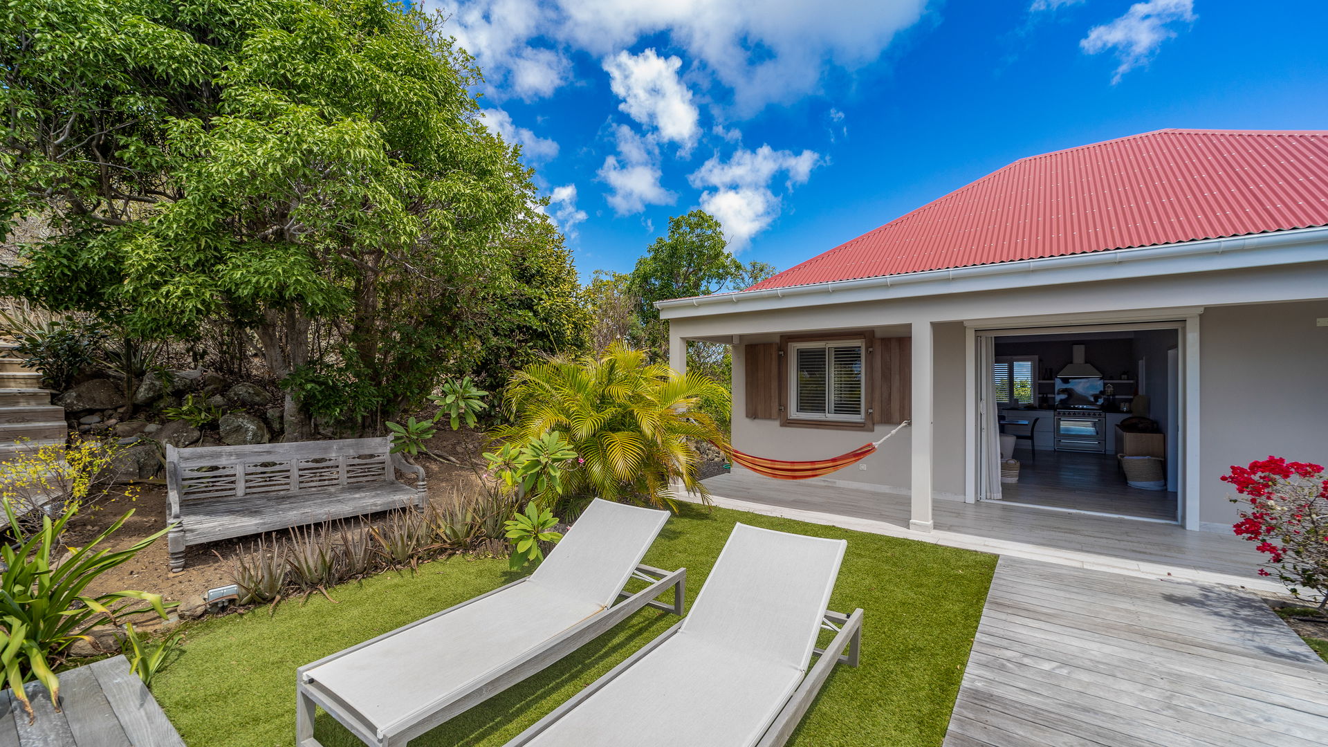POOL & TERRACE