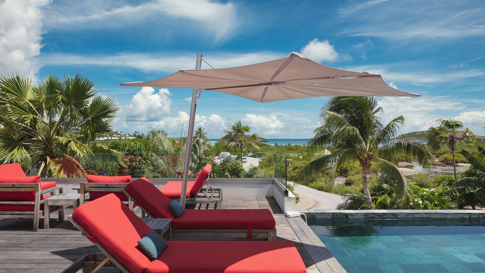 POOL & TERRACE