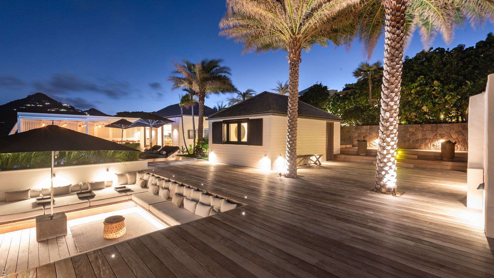 OUTDOOR LOUNGE AREA