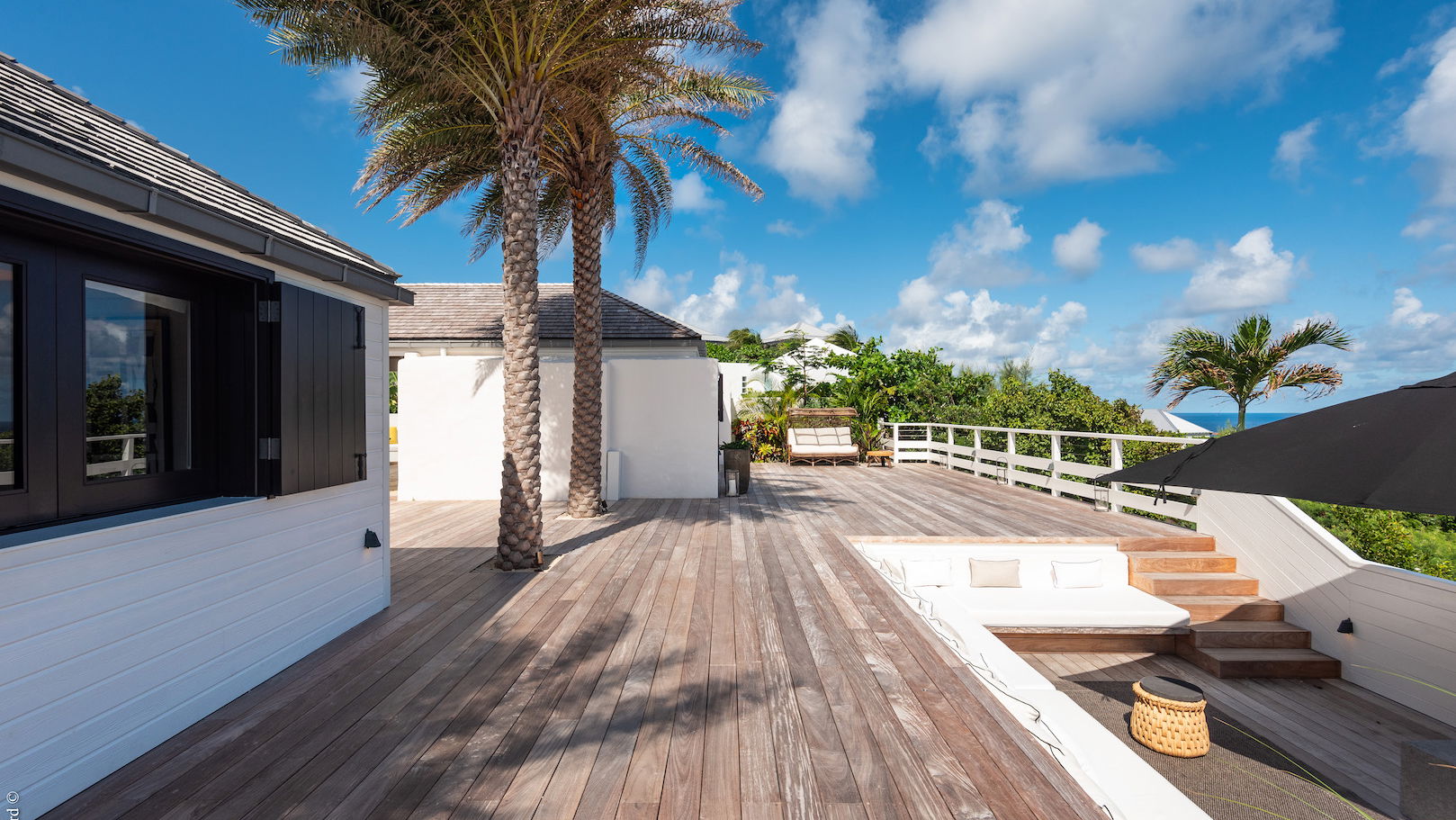 OUTDOOR LOUNGE AREA