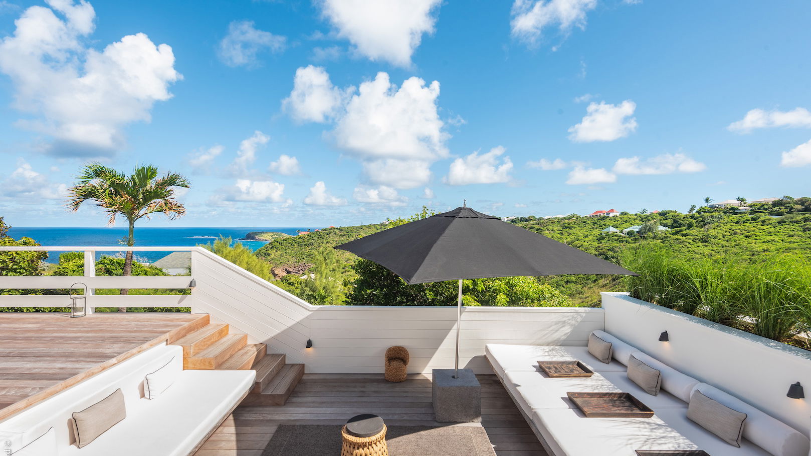OUTDOOR LOUNGE AREA