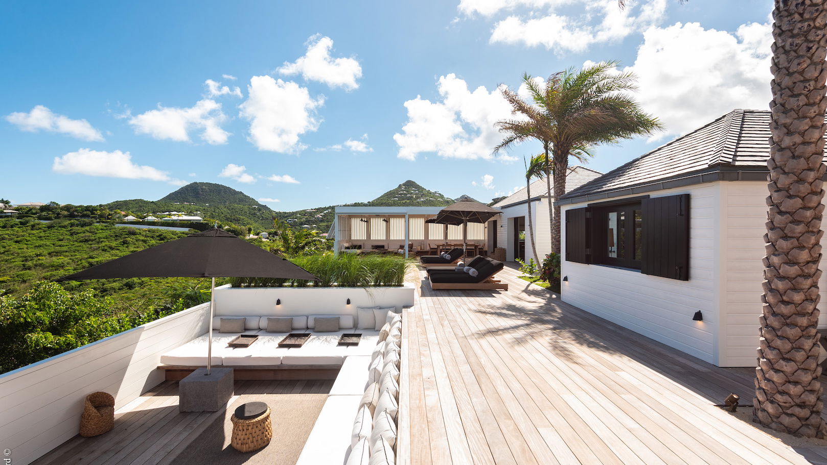 OUTDOOR LOUNGE AREA