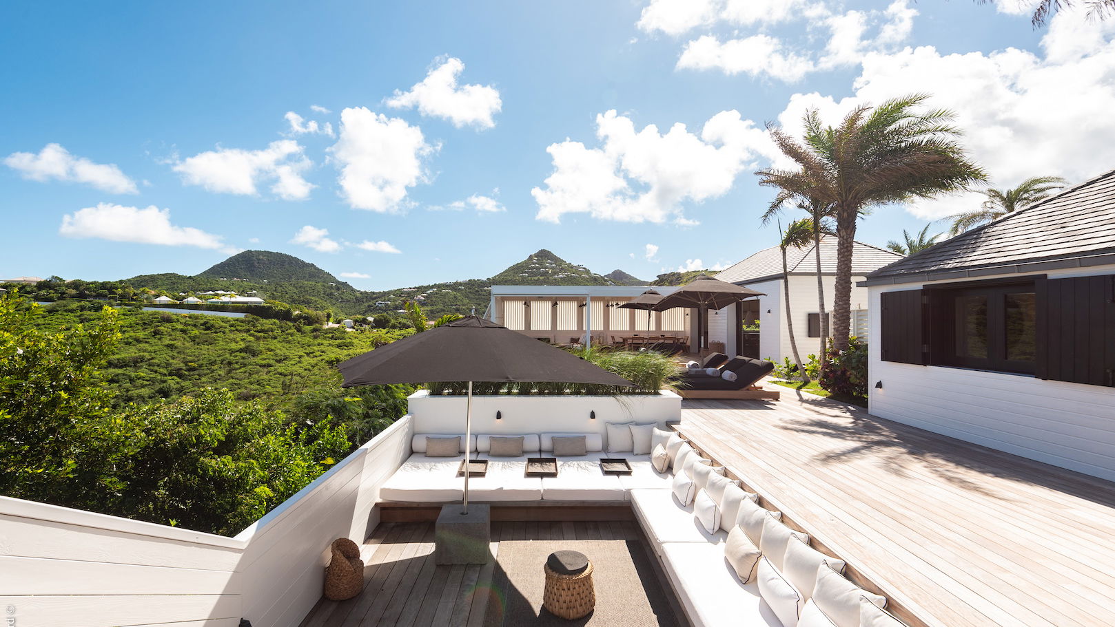 OUTDOOR LOUNGE AREA
