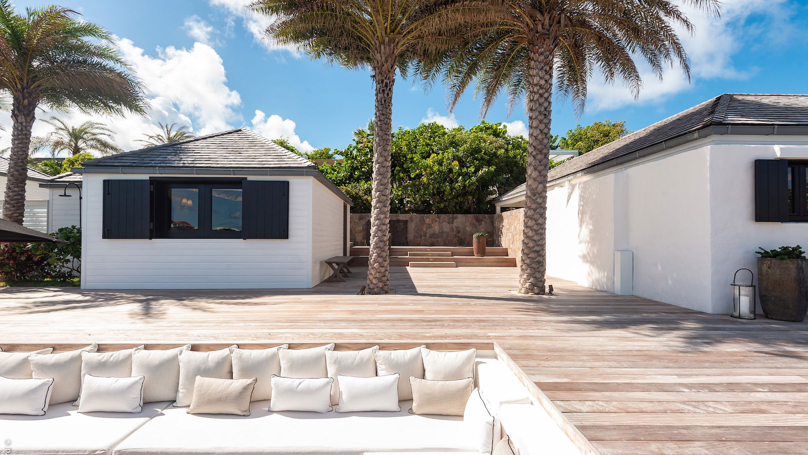 OUTDOOR LOUNGE AREA