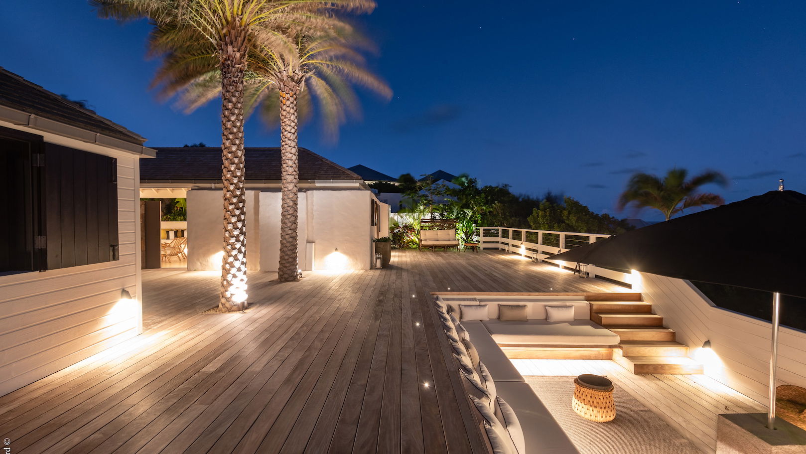 OUTDOOR LOUNGE AREA