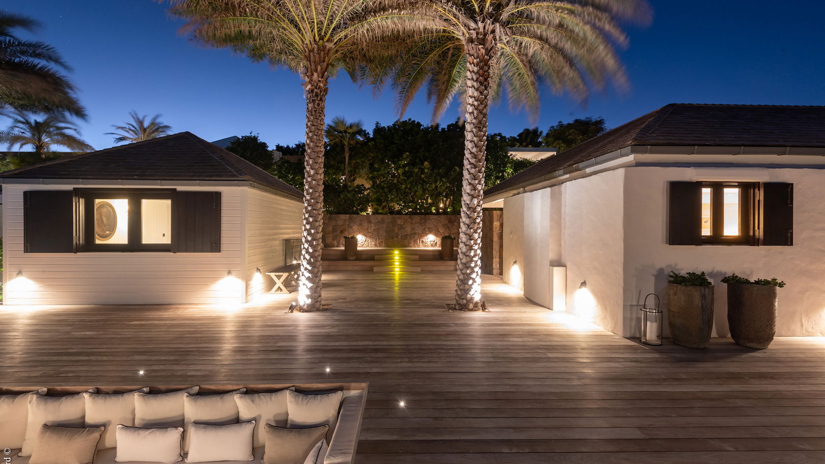 OUTDOOR LOUNGE AREA