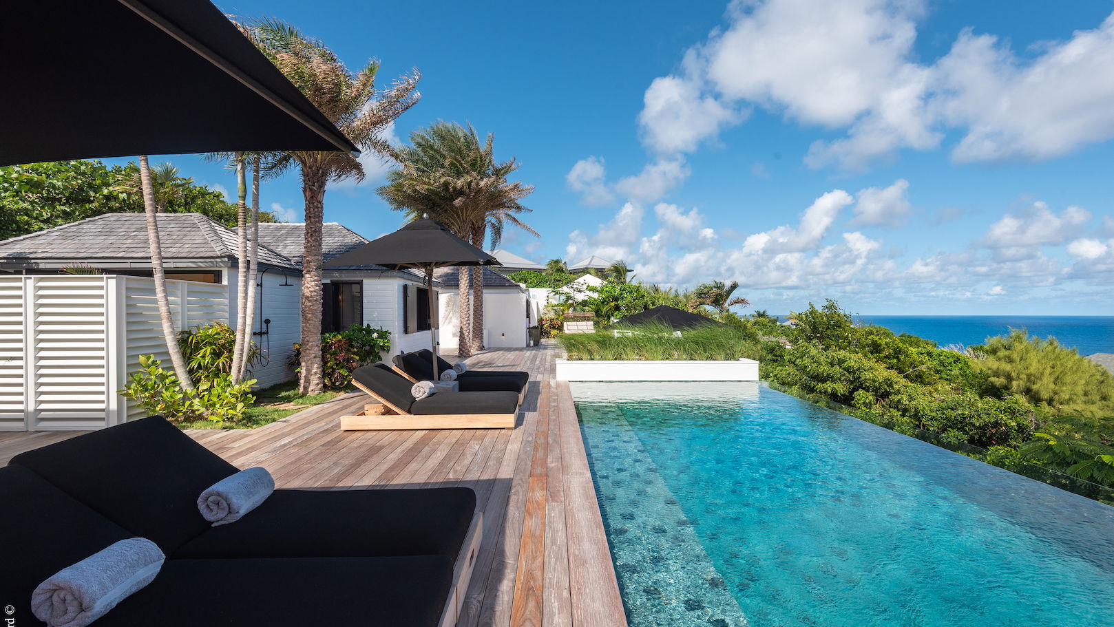 POOL & TERRACE
