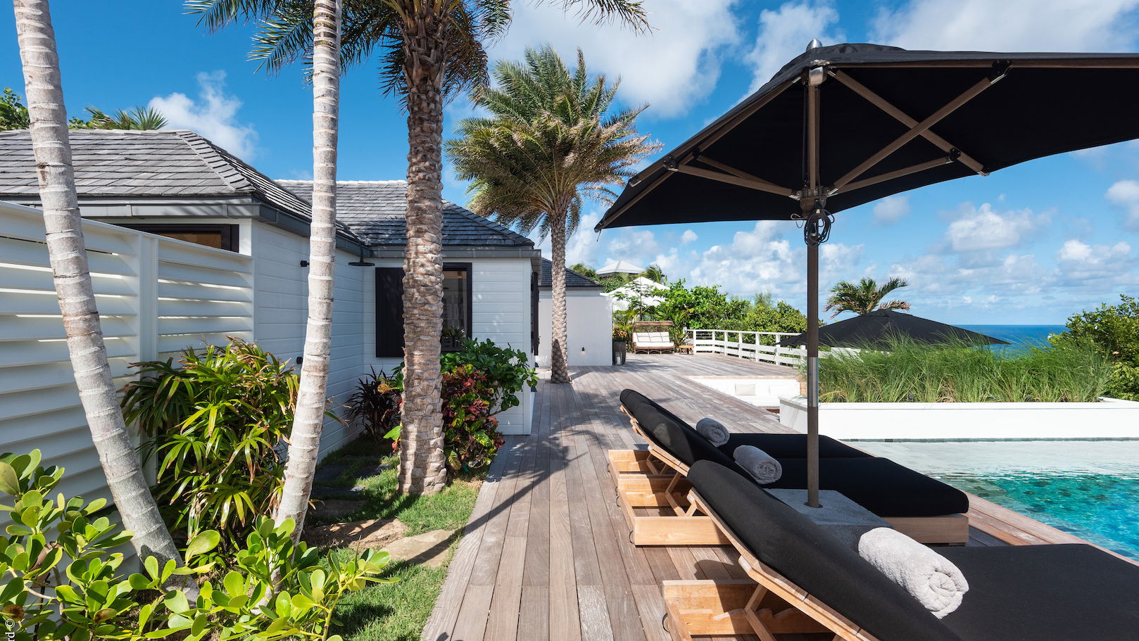 POOL & TERRACE