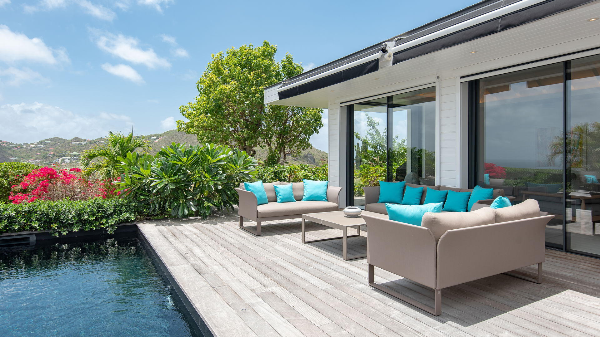 POOL & TERRACE