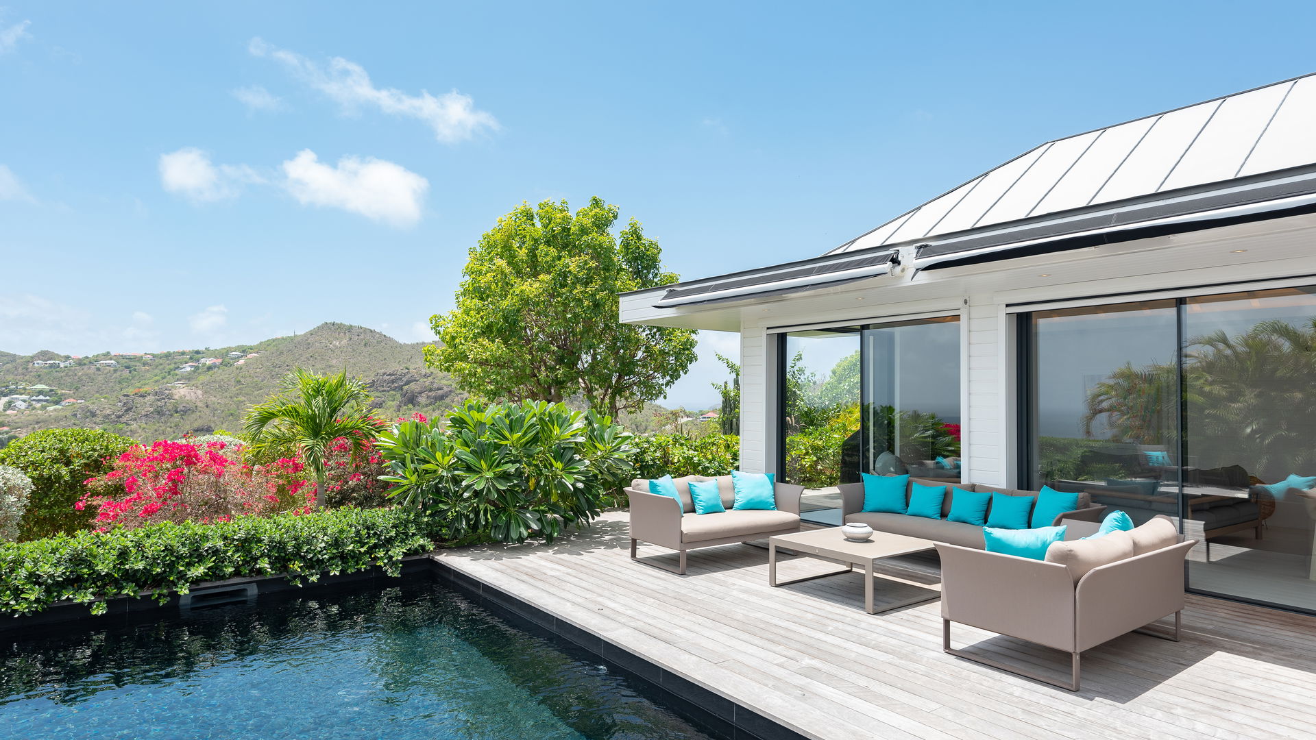 POOL & TERRACE