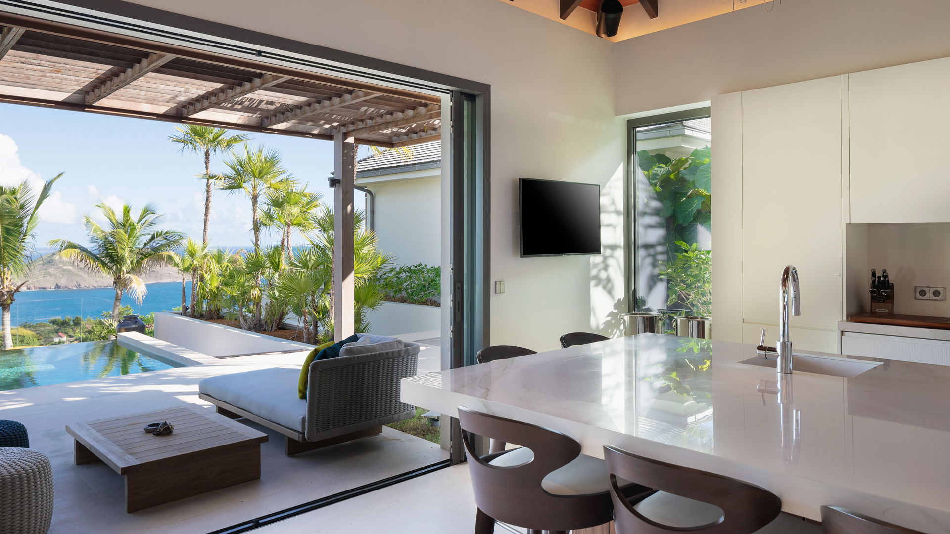 KITCHEN & DINING AREA