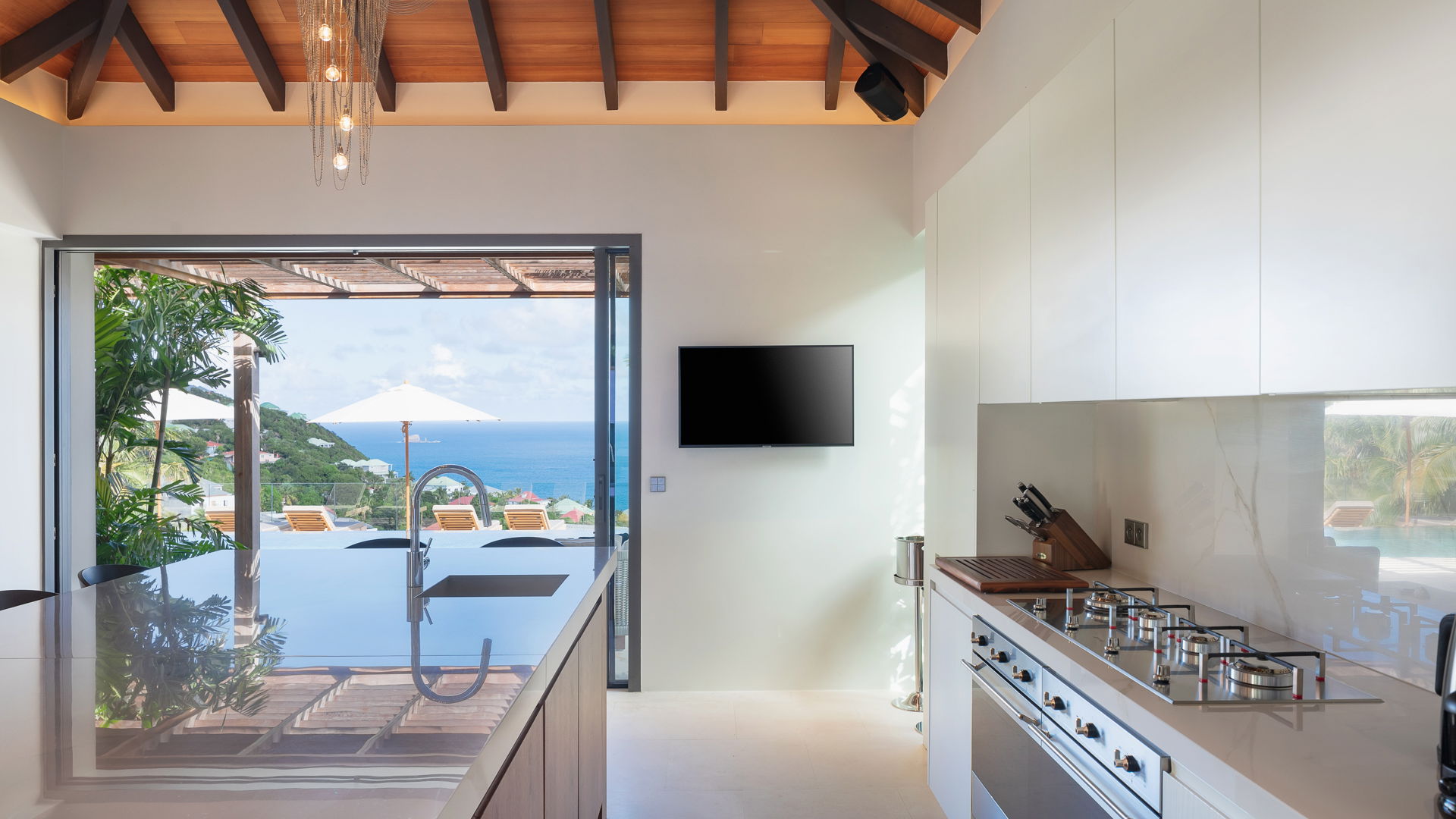KITCHEN & DINING AREA