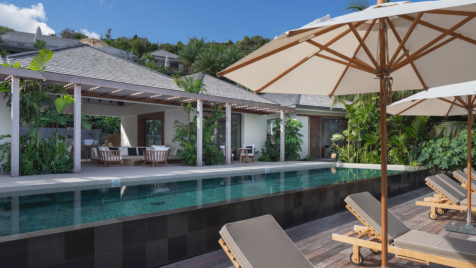 POOL & TERRACE