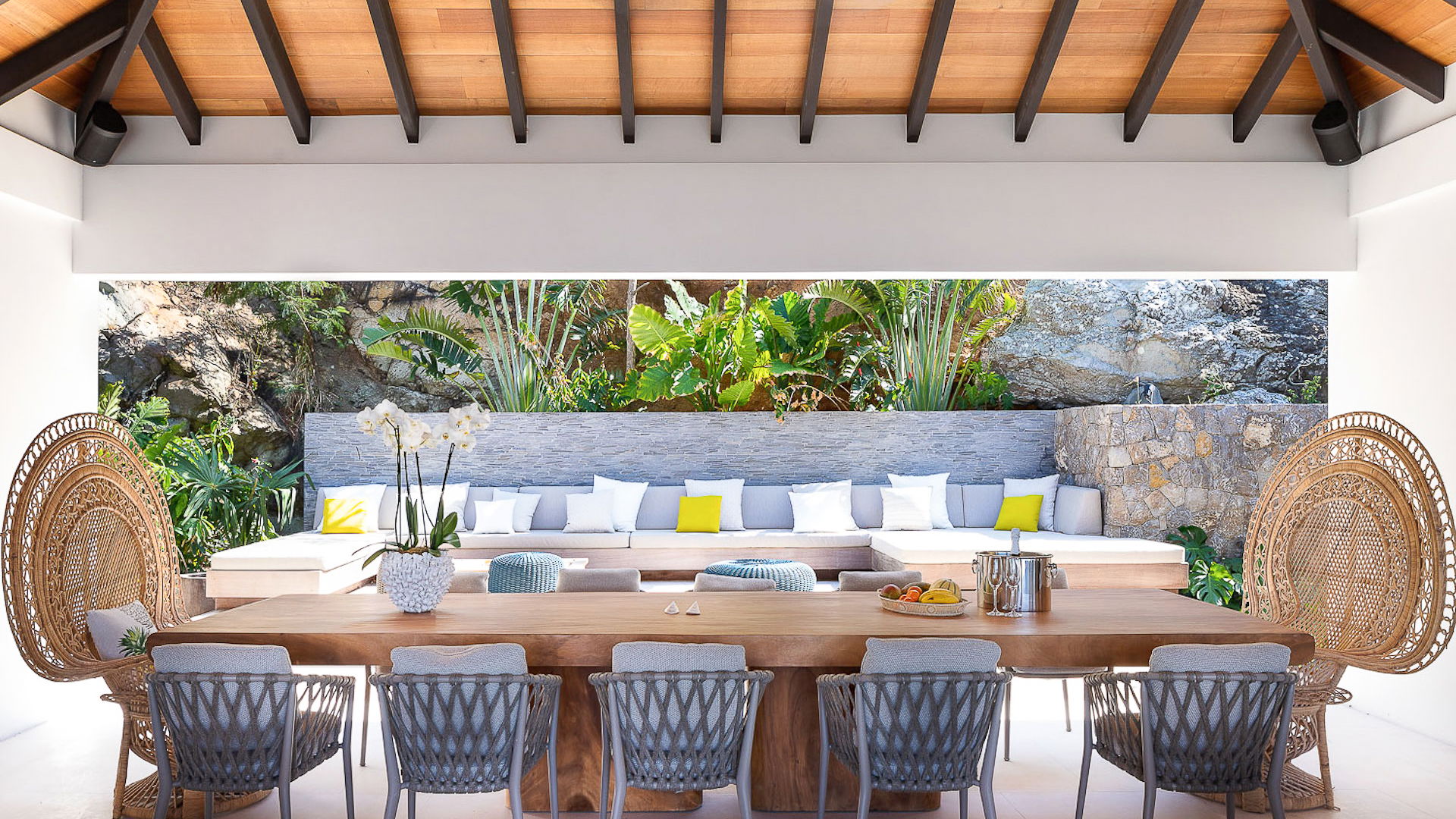KITCHEN & DINING AREA
