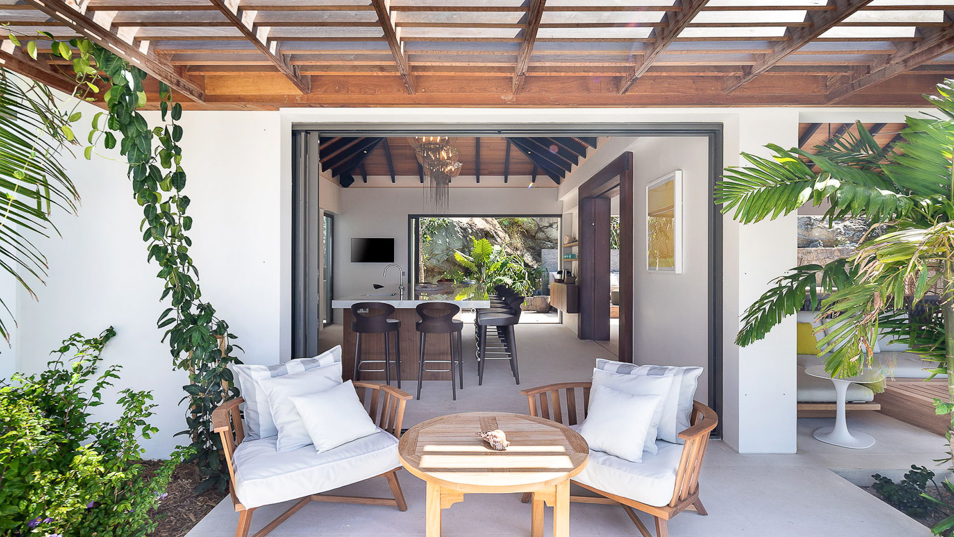 KITCHEN & DINING AREA