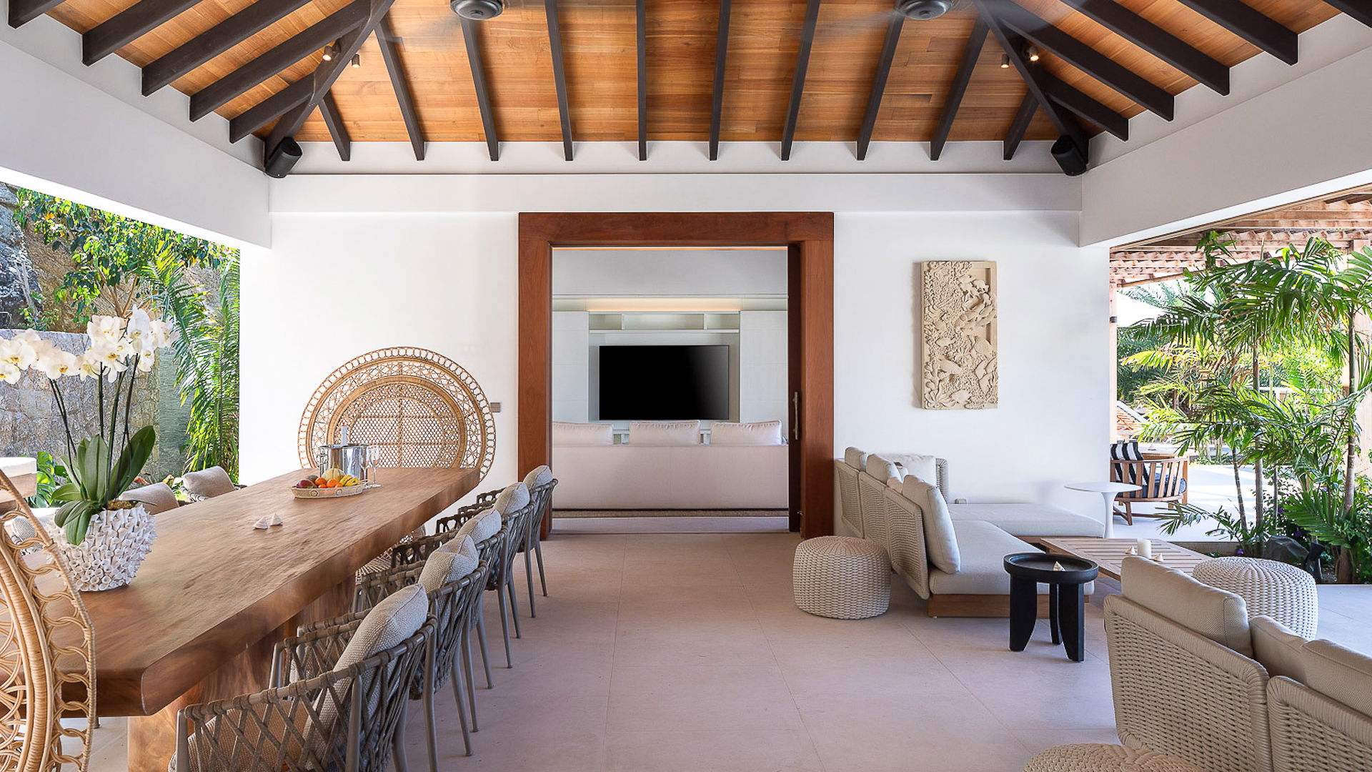 KITCHEN & DINING AREA