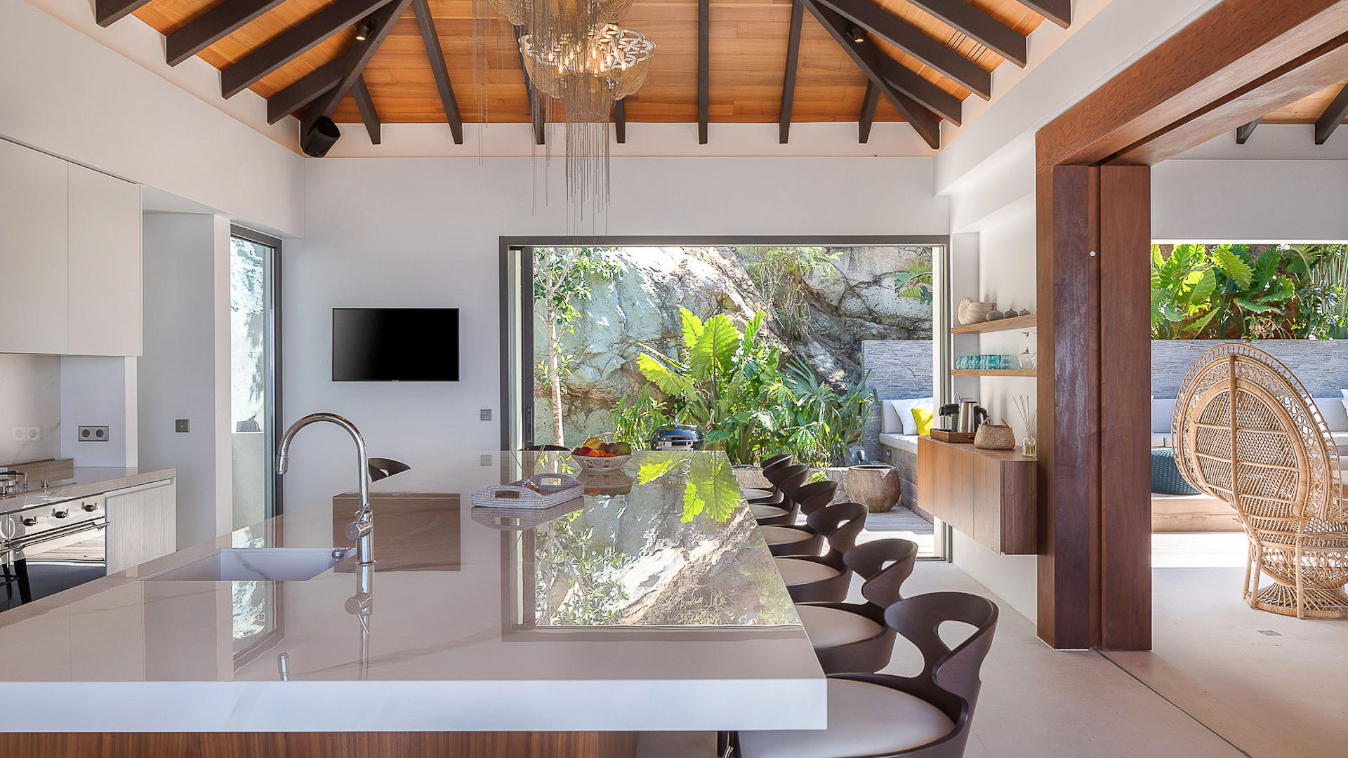 KITCHEN & DINING AREA