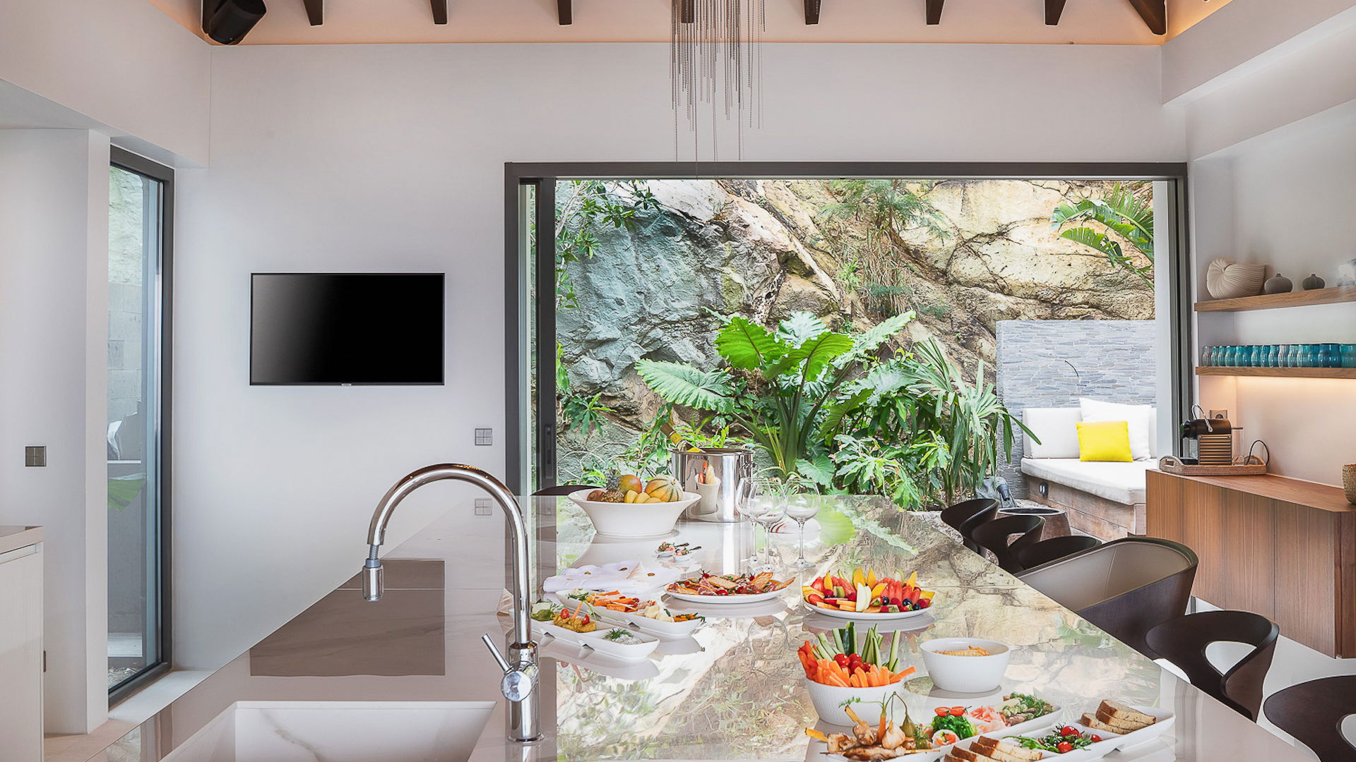 KITCHEN & DINING AREA