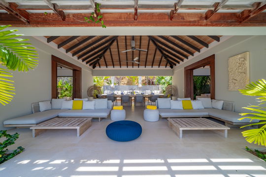 VILLA LES ROCHES OUTDOOR LOUNGE AREA 1