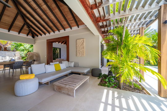 VILLA LES ROCHES OUTDOOR LOUNGE AREA 2