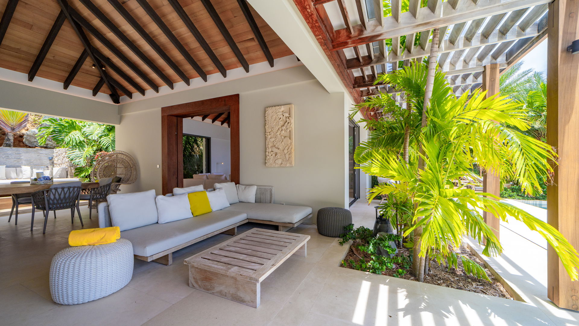 OUTDOOR LOUNGE AREA