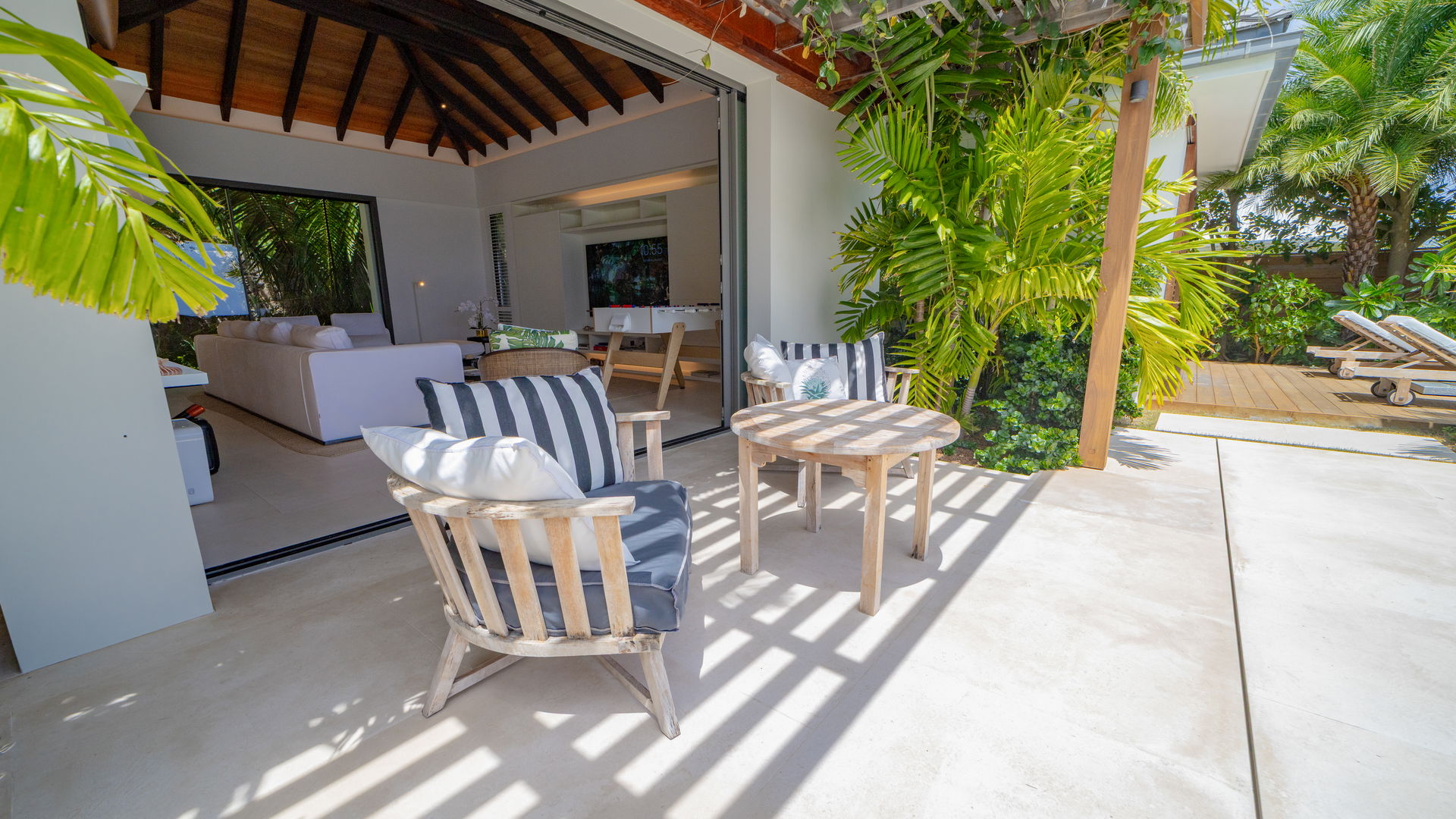 OUTDOOR LOUNGE AREA