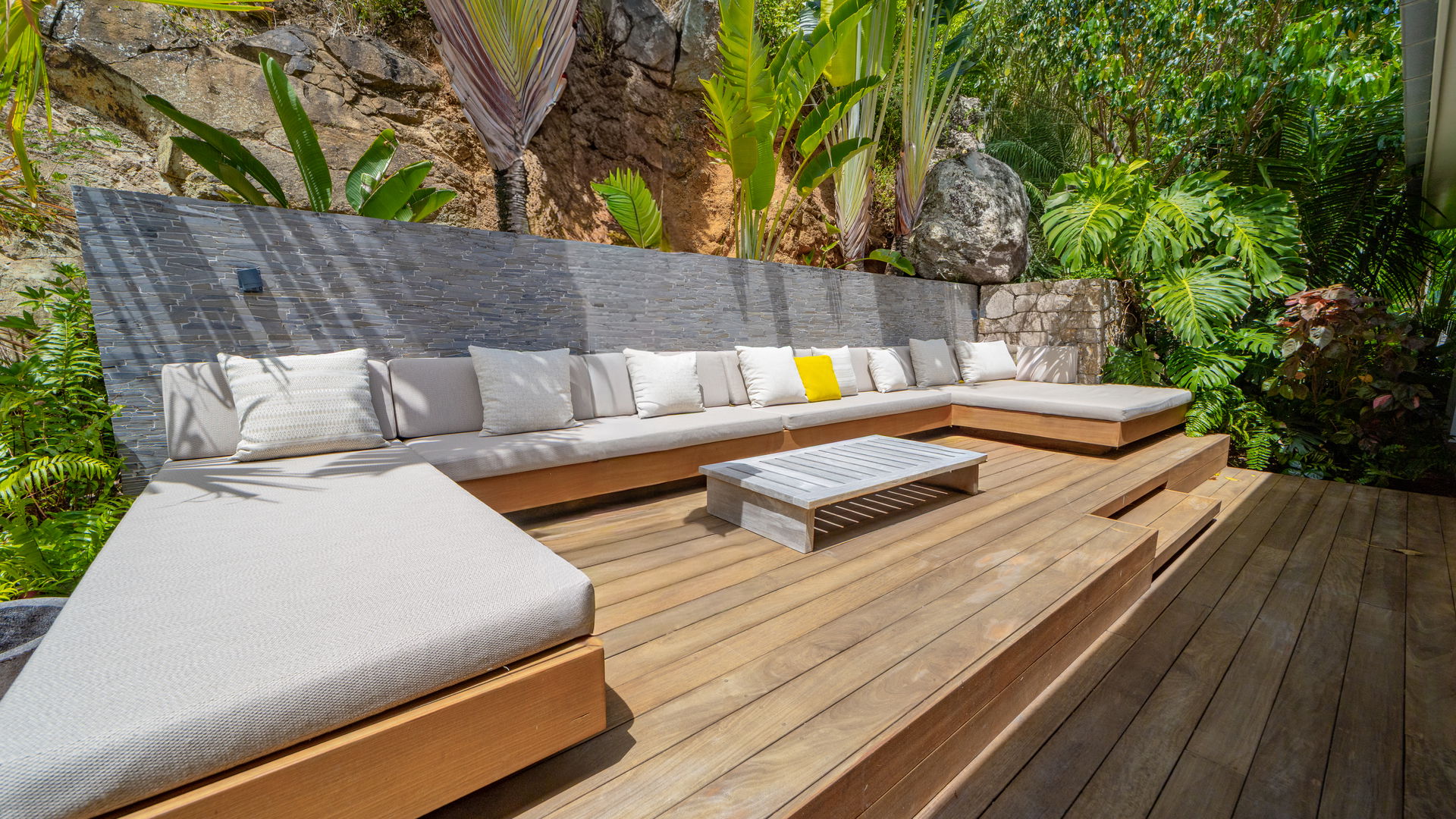 OUTDOOR LOUNGE AREA