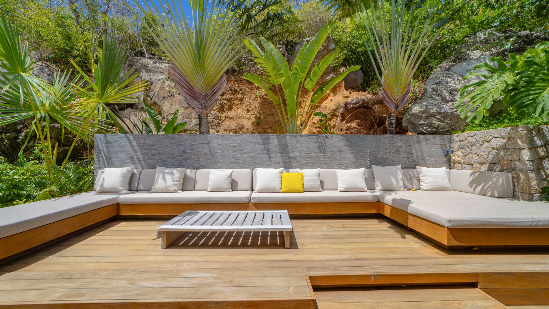 OUTDOOR LOUNGE AREA