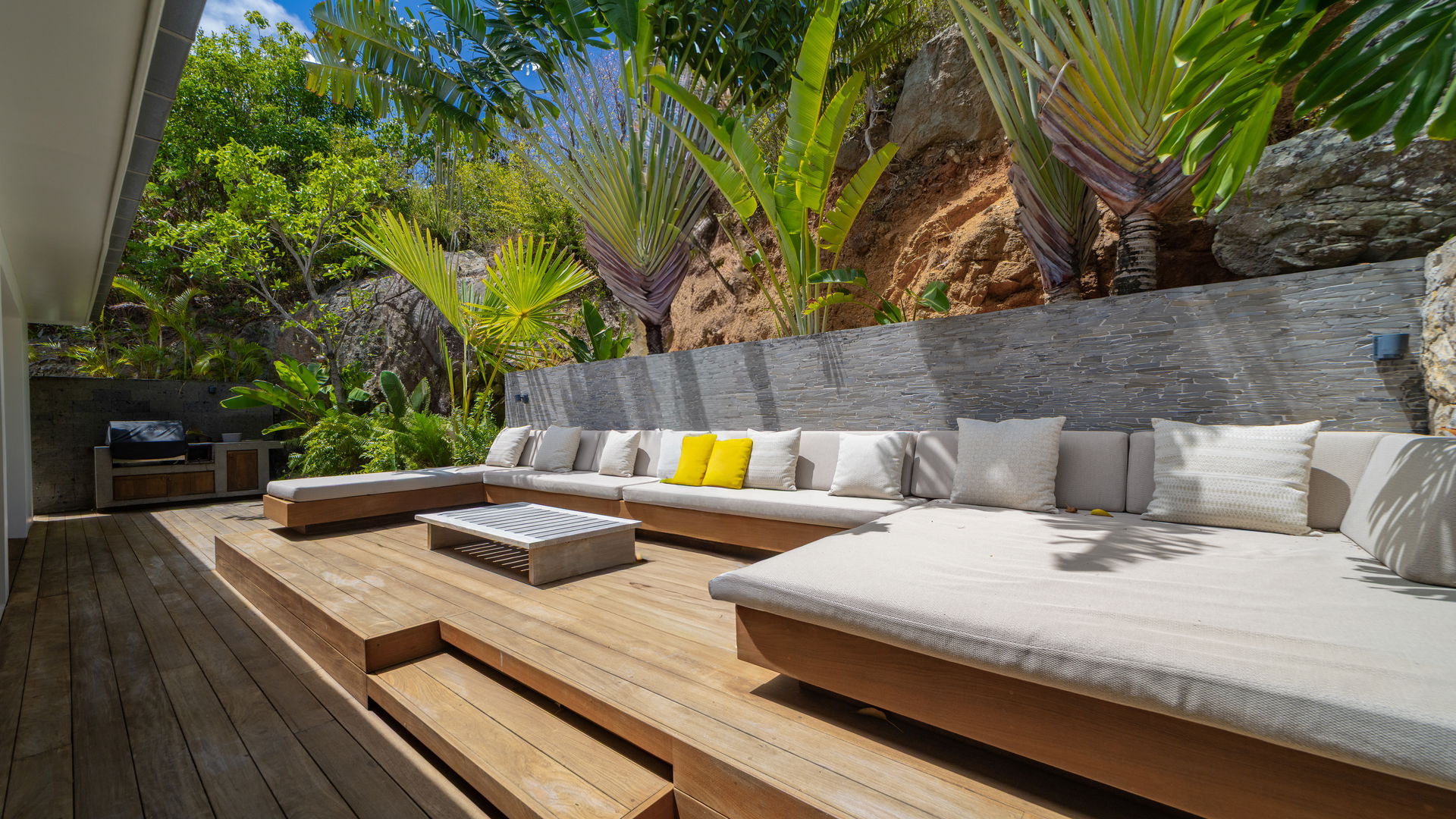 OUTDOOR LOUNGE AREA