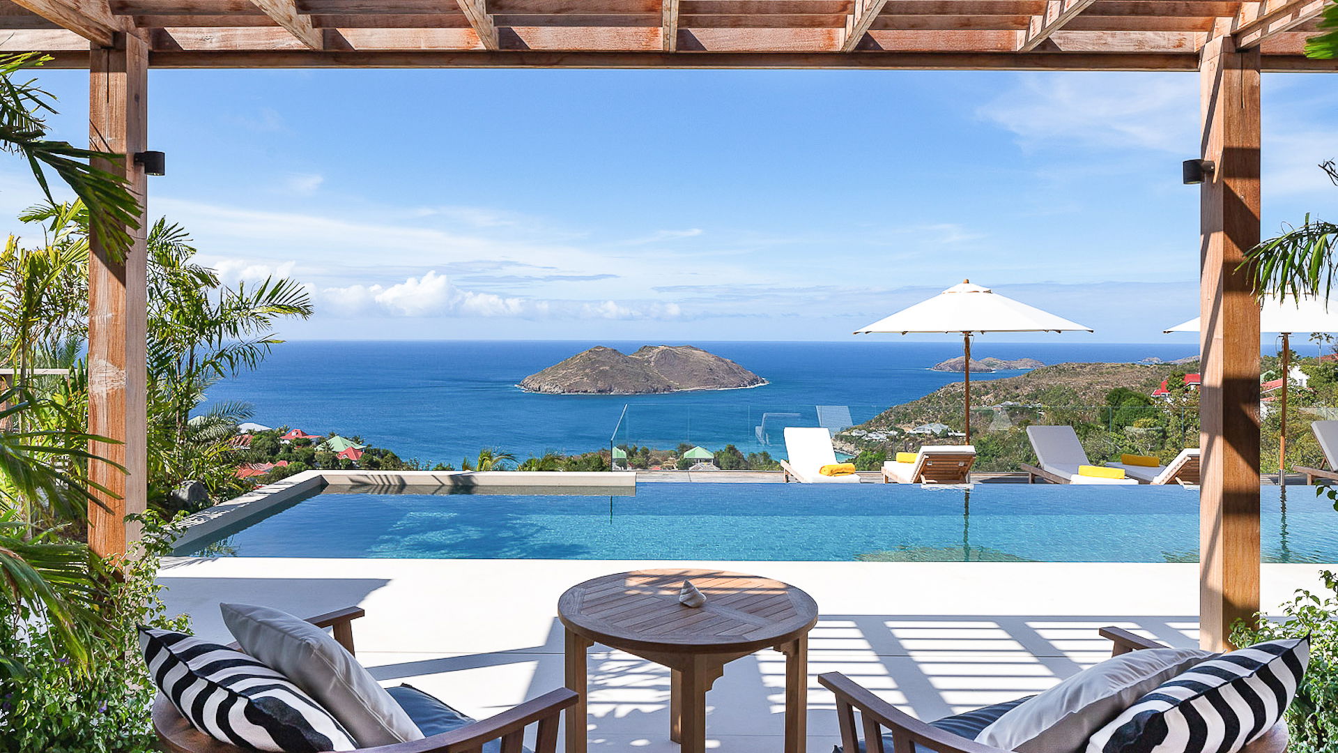 POOL & TERRACE