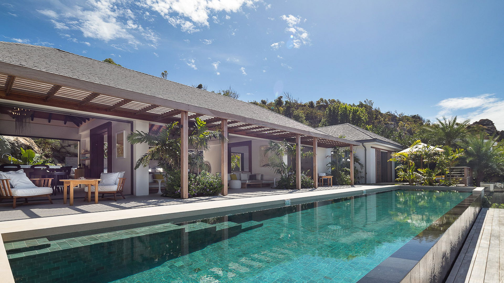 POOL & TERRACE