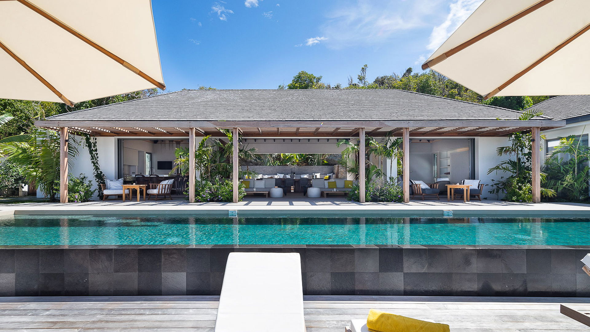 POOL & TERRACE