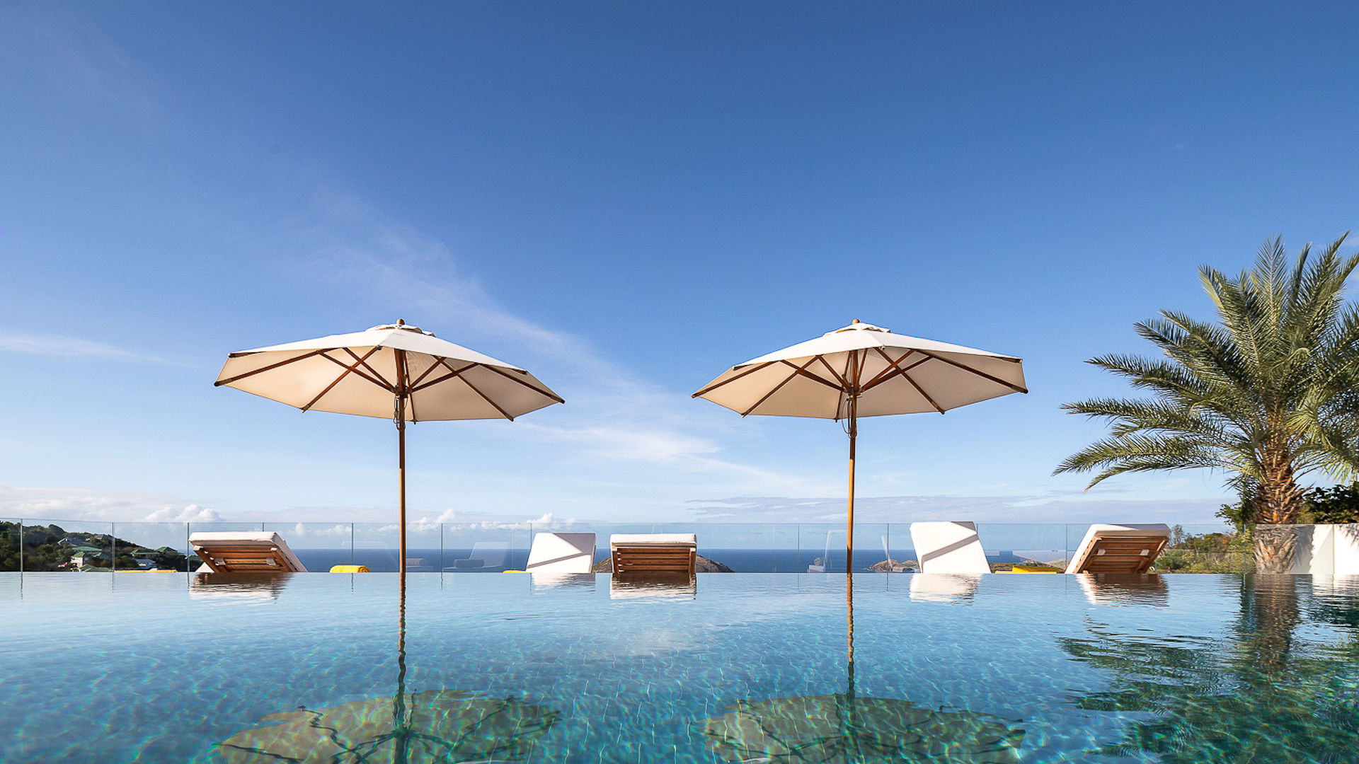 POOL & TERRACE