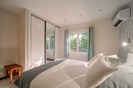 VILLA RAISINNIERS BEDROOM1 2