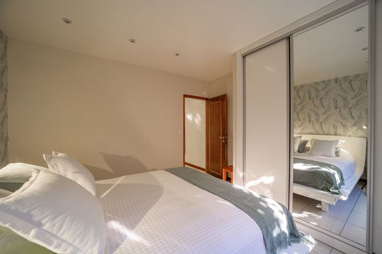 VILLA RAISINNIERS BEDROOM1 3