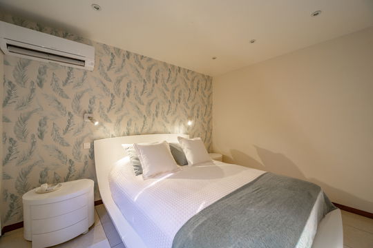 VILLA RAISINNIERS BEDROOM1 4