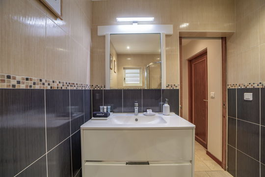 VILLA RAISINNIERS BEDROOM1 5