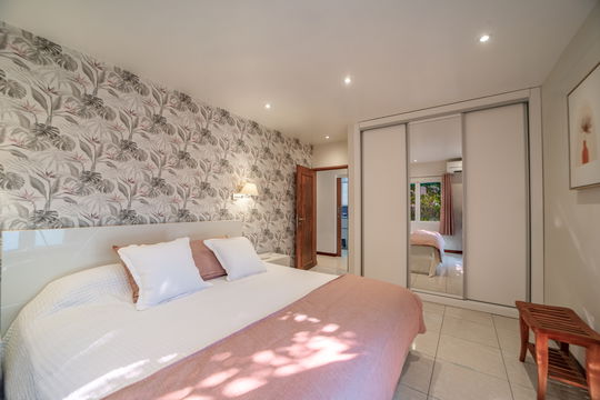 VILLA RAISINNIERS BEDROOM2 4