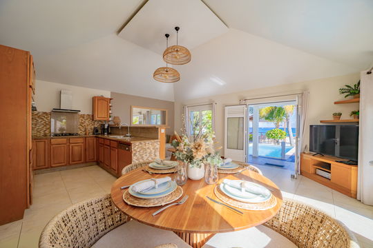 VILLA RAISINNIERS KITCHEN & DINING AREA 1