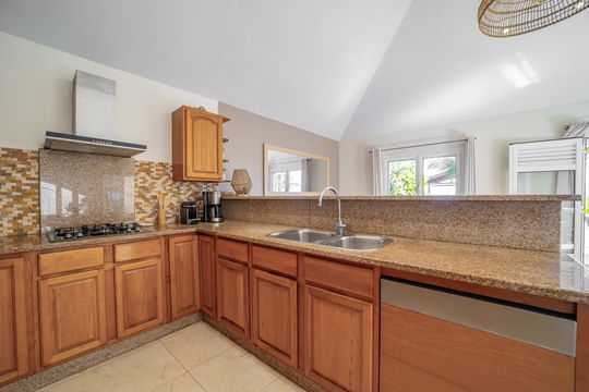 VILLA RAISINNIERS KITCHEN & DINING AREA 5