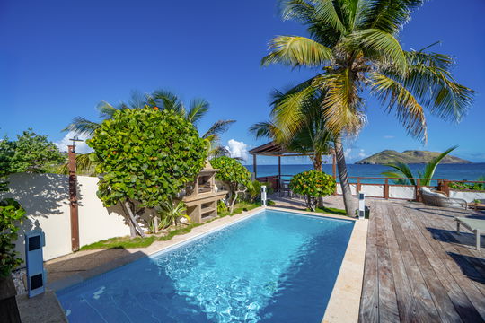 VILLA RAISINNIERS POOL & TERRACE 3