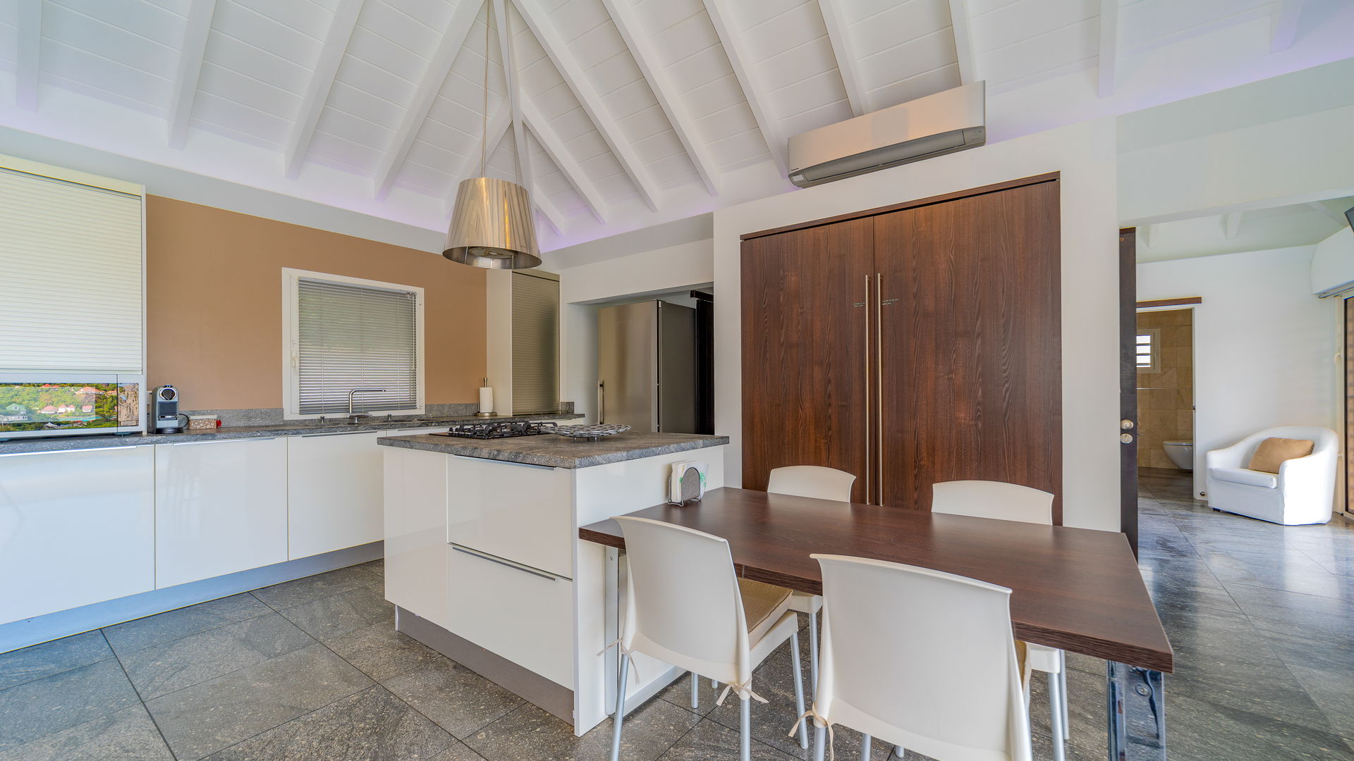 KITCHEN & DINING AREA